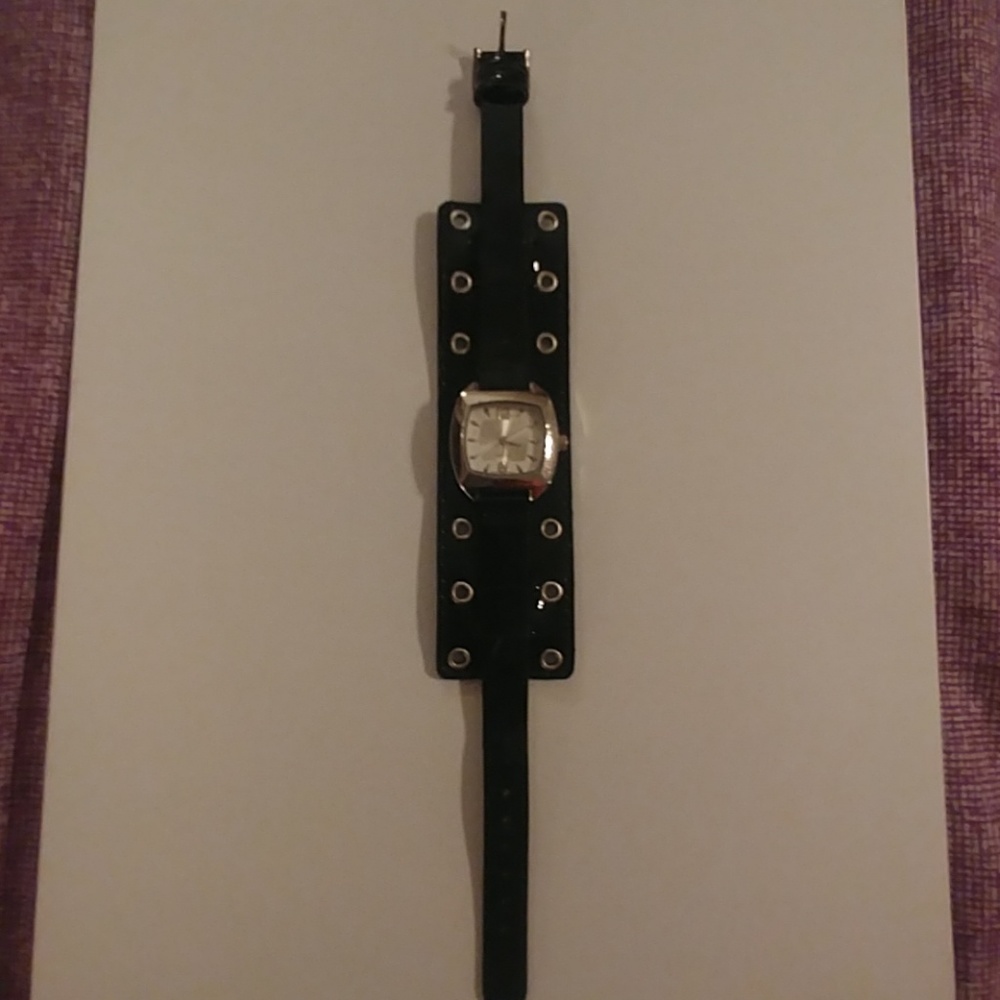 Quartz Black and Chrome watch, needs a battery